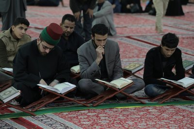 جانب من المحفل القرآني الأسبوعي الذي يقيمه مركز إعداد القرّاء والحفاظ التابع لمعهد القرآن الكريم في قسم شؤون المعارف الإسلامية والإنسانية. المحفل يقام كل يوم جمعة في الصحن العباسي الشريف