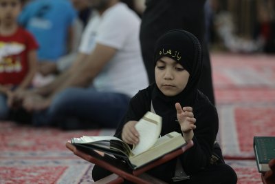 جانب من المحفل القرآني الأسبوعي الذي يقيمه مركز إعداد القرّاء والحفاظ التابع لمعهد القرآن الكريم في قسم شؤون المعارف الإسلامية والإنسانية. المحفل يقام كل يوم جمعة في الصحن العباسي الشريف