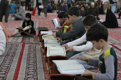 جانب من المحفل القرآني الأسبوعي الذي يقيمه مركز إعداد القرّاء والحفاظ التابع لمعهد القرآن الكريم في قسم شؤون المعارف الإسلامية والإنسانية. المحفل يقام كل يوم جمعة في الصحن العباسي الشريف