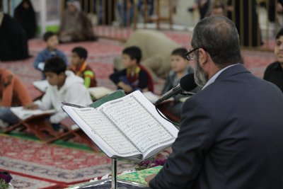 جانب من المحفل القرآني الأسبوعي الذي يقيمه مركز إعداد القرّاء والحفاظ التابع لمعهد القرآن الكريم في قسم شؤون المعارف الإسلامية والإنسانية. المحفل يقام كل يوم جمعة في الصحن العباسي الشريف