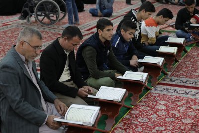 جانب من المحفل القرآني الأسبوعي الذي يقيمه مركز إعداد القرّاء والحفاظ التابع لمعهد القرآن الكريم في قسم شؤون المعارف الإسلامية والإنسانية. المحفل يقام كل يوم جمعة في الصحن العباسي الشريف