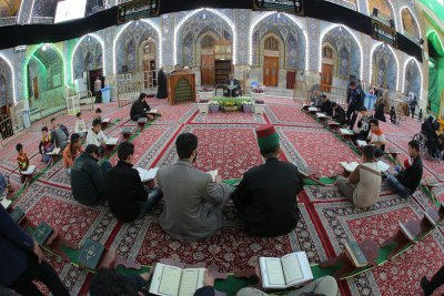 جانب من المحفل القرآني الأسبوعي الذي يقيمه مركز إعداد القرّاء والحفاظ التابع لمعهد القرآن الكريم في قسم شؤون المعارف الإسلامية والإنسانية. المحفل يقام كل يوم جمعة في الصحن العباسي الشريف