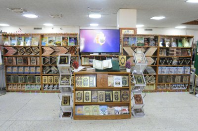 لجنة المعارض التابعة الى الشعبة الادارية تشارك في المعرض الشامل للكتاب الذي تقيمه الامانة العامة للمكتبة المركزية في جامعة بغداد