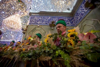 ضريحُ المولى أبي الفضل العبَّاس -عليه السَّلام- يحتضنُ أكاليلَ الورود؛ احتفاءً بالمولد الزينبيّ المُبارك.  &amp;#34;اَلسَّلامُ عَلَيْكِ يَا بِنْتَ سلطانِ الأَنْبِيَاءِ&amp;#34;