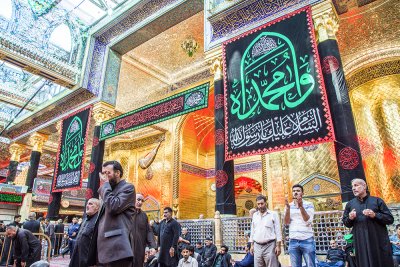 اتشحت العتبة العباسية المقدسة بالسواد حزنا بذكرى وفاة الرسول الاعظم محمد (صلى الله عليه واله) وبهذا المناسبة الأليمة نعزي صاحب العصر والزمان ومراجعنا العظام والعالم الاسلامي بهذا المصاب الجلل 