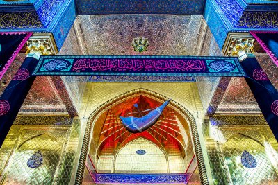 اتشحت العتبة العباسية المقدسة بالسواد حزنا بذكرى وفاة الرسول الاعظم محمد (صلى الله عليه واله) وبهذا المناسبة الأليمة نعزي صاحب العصر والزمان ومراجعنا العظام والعالم الاسلامي بهذا المصاب الجلل 