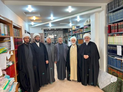 رئيسُ قِسْمِ المَعَارِفِ يُجري لِقاءً عِلميًّا معَ الشَّيخِ الواثقيّ