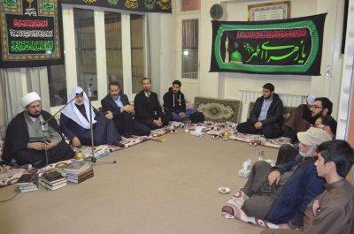 المحقق أحمد علي الحِلِّيّ يلقي محاضرة تراثية علمية على الطلبة الكويتيّين في مركز الإمام السجاد بمدينة قم المقدّسة