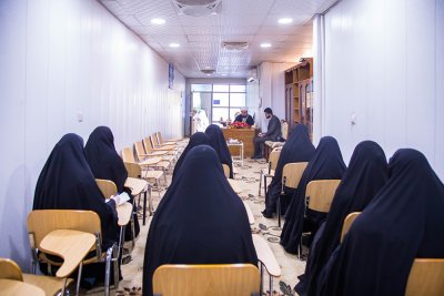 رئيس قسم شؤون المعارف الاسلامية والانسانية في العتبة العباسية المقدسة يتفقد معهد القرآن الكريم النسوي في النجف الأشرف