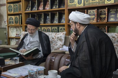 السيد الحكيم في ضيافة قسم شؤون المعارف الإسلامية والإنسانية