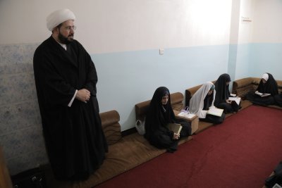 رئيس القسم يزور معهد القرآن الكريم النسوي في النجف  ويتابع الدورات القرآنية ويتفقد أعمال البناية الجديدة ويلتقى بكادر مجلة نفحات 