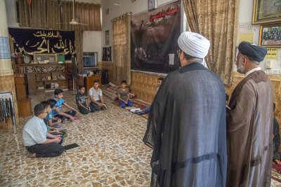مؤكداً على إشاعة ثقافة القرآن وتجذيرها في نفوس الناشئة ... رئيس القسم يزور معهد القرآن الكريم للرجال فرع الهندية للاطلاع على الدورات القرآنية الصيفية