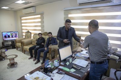 قسم شؤون المعارف الإسلامية والإنسانية يهدي اصداراته لعدد من القنوات الفضائية في المحافظة ويثمن تعاونهم مع القسم