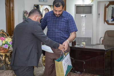 قسم شؤون المعارف الإسلامية والإنسانية يهدي اصداراته لعدد من القنوات الفضائية في المحافظة ويثمن تعاونهم مع القسم