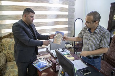 قسم شؤون المعارف الإسلامية والإنسانية يهدي اصداراته لعدد من القنوات الفضائية في المحافظة ويثمن تعاونهم مع القسم
