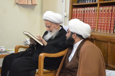 وفد العتبة العبّاسيّة المقدّسة يلتقي المرجع الدينيّ آية الله العظمى الشيخ لطف الله الصافي – دام ظلّه- في مدينة قم المقدّسة