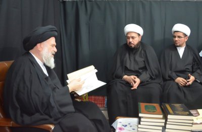 مشيداً بالجهود المباركة المهتمة بتراث أهل البيت –عليهم السلام- آية الله السيد أحمد المددي يستقبل وفد العتبة العباسية المقدسة