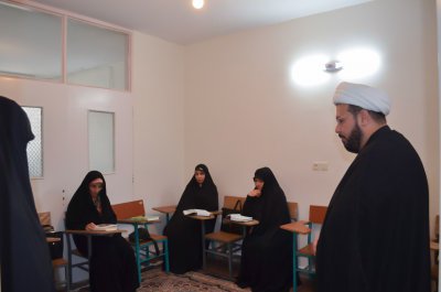 رئيس قسم شؤون المعارف الإسلامية والإنسانية يزور معهد القرآن الكريم النسوي في مدينة (أراك)