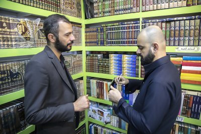 معرض الكتاب الدائم لقسم شؤون المعارف الإسلامية والإنسانية يشهد إقبالا واسعاً من قبل زوار الأربعين