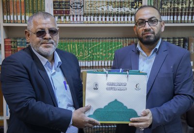 لجنة النشر والتوزيع التابعة الى الشعبة الادارية في قسم شؤون المعارف الاسلامية والانسانية تهدي عدد من اصدارات القسم الى مراجع الدين العظام ومكتبة العتبة العلوية المطهرة ومكتبة مسجد الكوفة في النجف الاشرف