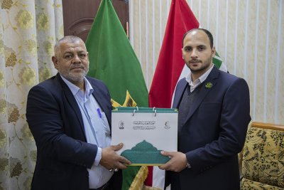 لجنة النشر والتوزيع التابعة الى الشعبة الادارية في قسم شؤون المعارف الاسلامية والانسانية تهدي عدد من اصدارات القسم الى مراجع الدين العظام ومكتبة العتبة العلوية المطهرة ومكتبة مسجد الكوفة في النجف الاشرف