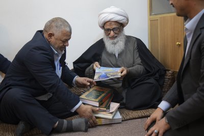 لجنة النشر والتوزيع التابعة الى الشعبة الادارية في قسم شؤون المعارف الاسلامية والانسانية تهدي عدد من اصدارات القسم الى مراجع الدين العظام ومكتبة العتبة العلوية المطهرة ومكتبة مسجد الكوفة في النجف الاشرف