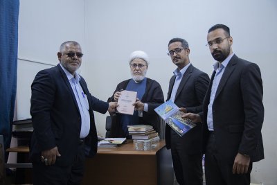لجنة النشر والتوزيع التابعة الى الشعبة الادارية في قسم شؤون المعارف الاسلامية والانسانية تهدي عدد من اصدارات القسم الى مراجع الدين العظام ومكتبة العتبة العلوية المطهرة ومكتبة مسجد الكوفة في النجف الاشرف