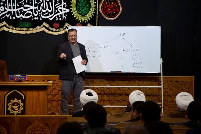 قسم شؤون المعارف الإسلاميّة والإنسانيّة يُقيمُ محاضرةً في محافظة الديوانيّة حول (التعريف بكتابة تاريخ المراقد والمزارات المقدّسة)
