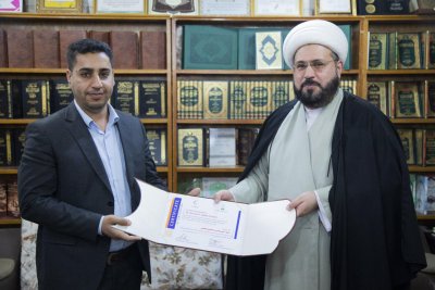 رئيس قسم شؤون المعارف الإسلامية والإنسانية يوزع شهادات المشاركة بين المتخرجين من دورة الإخراج الفني والتصميم