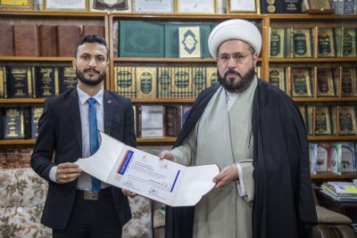 رئيس قسم شؤون المعارف الإسلامية والإنسانية يوزع شهادات المشاركة بين المتخرجين من دورة الإخراج الفني والتصميم