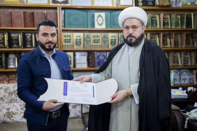 رئيس قسم شؤون المعارف الإسلامية والإنسانية يوزع شهادات المشاركة بين المتخرجين من دورة الإخراج الفني والتصميم