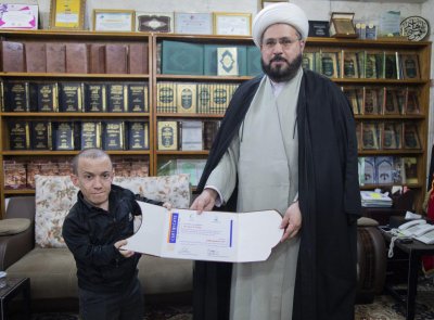 رئيس قسم شؤون المعارف الإسلامية والإنسانية يوزع شهادات المشاركة بين المتخرجين من دورة الإخراج الفني والتصميم