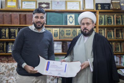 رئيس قسم شؤون المعارف الإسلامية والإنسانية يوزع شهادات المشاركة بين المتخرجين من دورة الإخراج الفني والتصميم