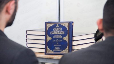 معرض كربلاء الدولي للكتاب يشهد حفل توقيع كتاب (إبانة الوسن عن مكتبة أبي محمّد الحسن) الصادر عن قسم شؤون المعارف الإسلاميّة والإنسانيّة
