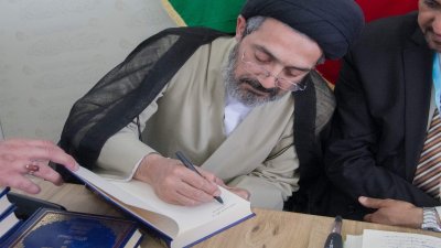 معرض كربلاء الدولي للكتاب يشهد حفل توقيع كتاب (إبانة الوسن عن مكتبة أبي محمّد الحسن) الصادر عن قسم شؤون المعارف الإسلاميّة والإنسانيّة