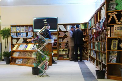 قسم شؤون المعارف الاسلامية والانسانية يفتتح معرض الكتاب في جامعة كربلاء كلية التربية للعلوم الانسانية