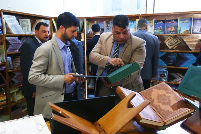 قسم شؤون المعارف الاسلامية والانسانية يفتتح معرض الكتاب في جامعة كربلاء كلية التربية للعلوم الانسانية