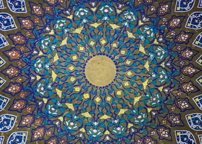 روعة الزخرفة النباتية والهندسية في العتبتين المقدستين