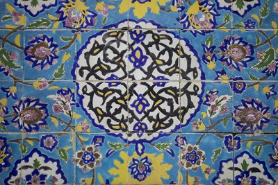 روعة الزخرفة النباتية والهندسية في العتبتين المقدستين