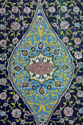 روعة الزخرفة النباتية والهندسية في العتبتين المقدستين