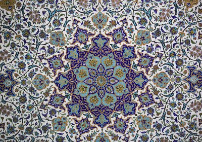 روعة الزخرفة النباتية والهندسية في العتبتين المقدستين