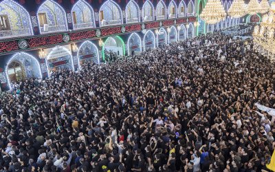 الراية السوداء تعتلي قبّتي الإمامين الحسين وأبي الفضل العباس -عليهما السلام- مع بداية شهر الأحزان 