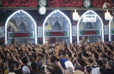 الراية السوداء تعتلي قبّتي الإمامين الحسين وأبي الفضل العباس -عليهما السلام- مع بداية شهر الأحزان 