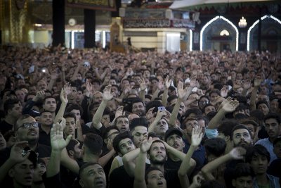 الراية السوداء تعتلي قبّتي الإمامين الحسين وأبي الفضل العباس -عليهما السلام- مع بداية شهر الأحزان 
