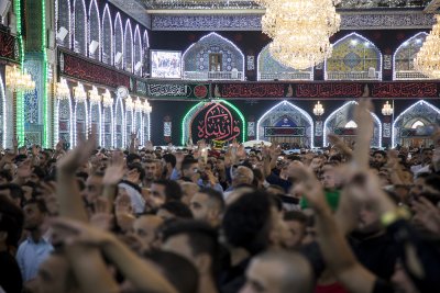 الراية السوداء تعتلي قبّتي الإمامين الحسين وأبي الفضل العباس -عليهما السلام- مع بداية شهر الأحزان 