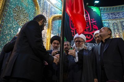 الراية السوداء تعتلي قبّتي الإمامين الحسين وأبي الفضل العباس -عليهما السلام- مع بداية شهر الأحزان 