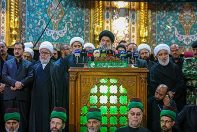 الراية السوداء تعتلي قبّتي الإمامين الحسين وأبي الفضل العباس -عليهما السلام- مع بداية شهر الأحزان 