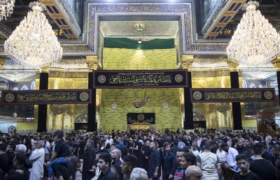 الراية السوداء تعتلي قبّتي الإمامين الحسين وأبي الفضل العباس -عليهما السلام- مع بداية شهر الأحزان 