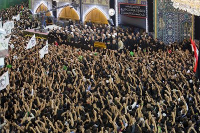 الراية السوداء تعتلي قبّتي الإمامين الحسين وأبي الفضل العباس -عليهما السلام- مع بداية شهر الأحزان 