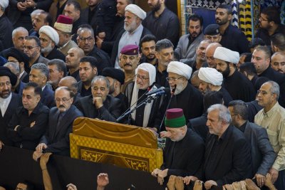 الراية السوداء تعتلي قبّتي الإمامين الحسين وأبي الفضل العباس -عليهما السلام- مع بداية شهر الأحزان 